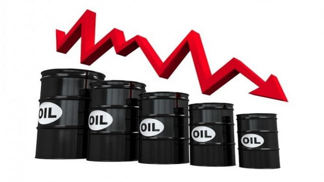 النفط يواصل تراجعه والمغاربة ينتظرون تخفيضات في أسعار المحروقات..