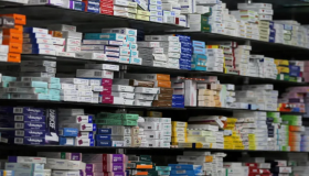 الحكومة تصادق على مرسوم خفض أسعار الأدوية المصنعة والمستوردة