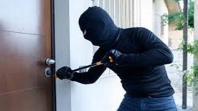 سرقة حواسيب كانت موجهة لمؤسسات تابعة لمشروع “مدارس الريادة”