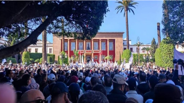 آلاف الأساتذة من كل جهات المغرب في مسيرة وطنية غير مسبوقة بالرباط