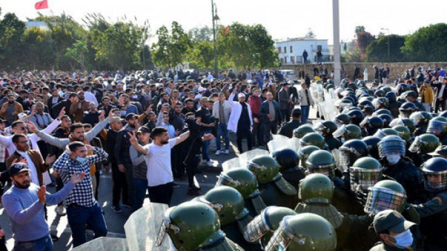 وقفات احتجاجية بعدة مدن مغربية وتأجيل محاكمة أساتذة متعاقدين..