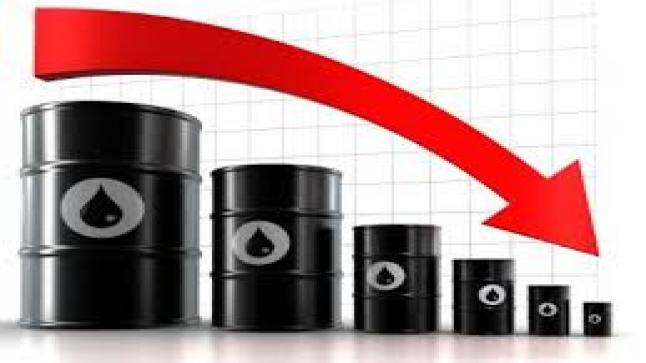 انخفاض أسعار النفط العالمية بنسبة 3% ..
