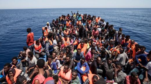 400 طالب لجوء وصلوا الى إيطاليا على مثن قارب خشبي متهالك..